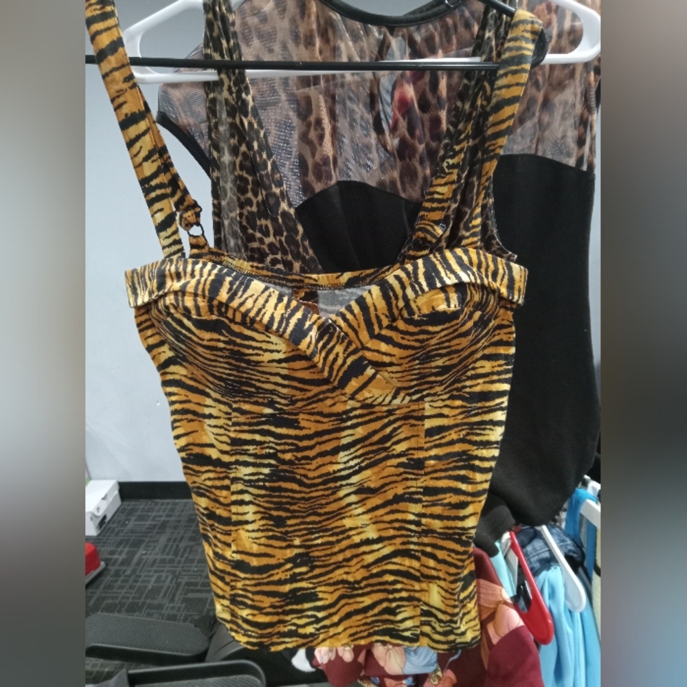 Deadly Dames *L* Tiger print top